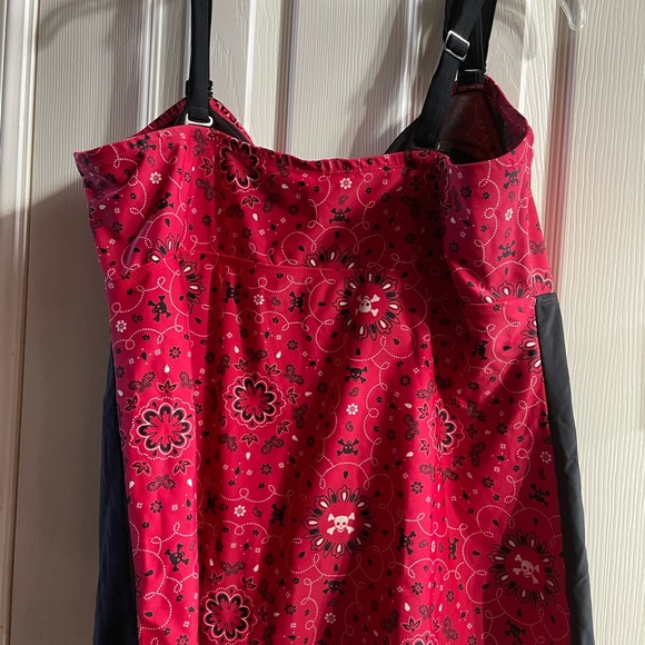 Torrid Retro Chic Skull and Crossbones Swimsuit Top, Red and Black, Size 3 - Picture 4 of 5